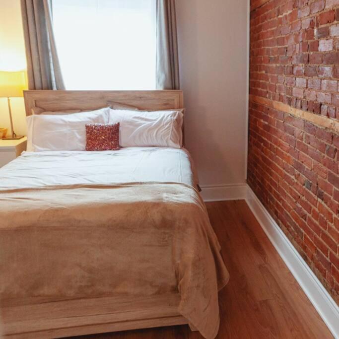 Large Upstairs Flat In Downtown Century Building Apartment Belleville Exterior photo